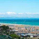 Enjoy Sun, Sand, And Shopping In Our 아파트 비비오네