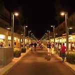Enjoy Sun, Sand, And Shopping In Our * 비비오네