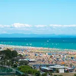 Enjoy Sun, Sand, And Shopping In Our 아파트