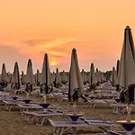 Enjoy Sun, Sand, And Shopping In Our 아파트 *