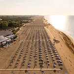 Enjoy Sun, Sand, And Shopping In Our * 비비오네