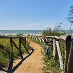 Enjoy Sun, Sand, And Shopping In Our アパート