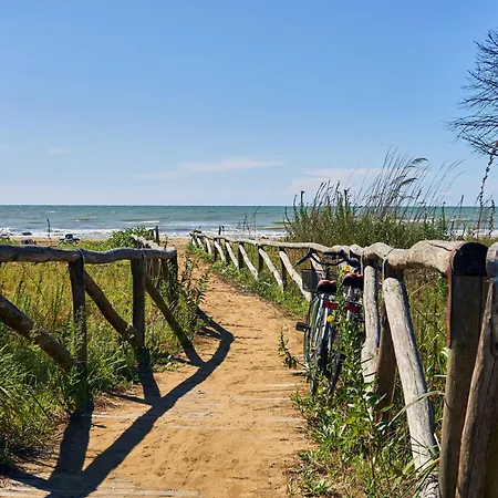 Enjoy Sun, Sand, And Shopping In Our Διαμέρισμα