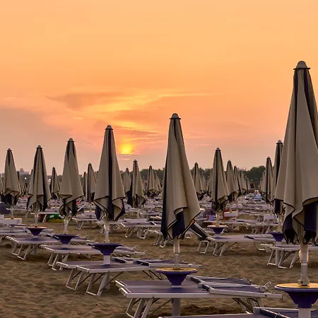 Enjoy Sun, Sand, And Shopping In Our Appartement *